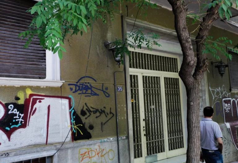 Αποκαλύψεις για το έγκλημα στο κέντρο της Αθήνας: Προσήχθη ο σύντροφος της γυναίκας με ίχνη αίματος!